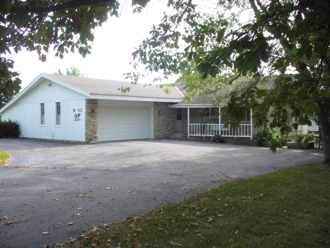 115 W Bartlain Dr., Oconomowoc, WI 53066