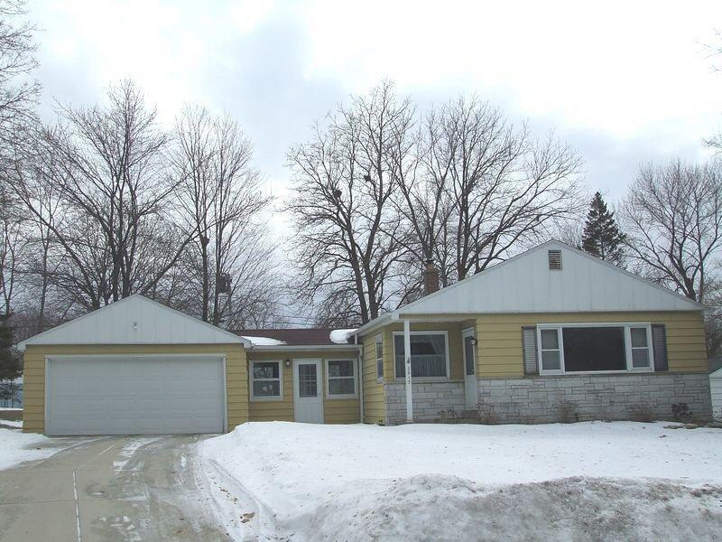 2913 W Rochelle Ave., Glendale, WI 53209