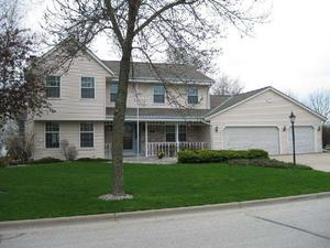 664 Hawthorne Ln., Hartland, WI 53209