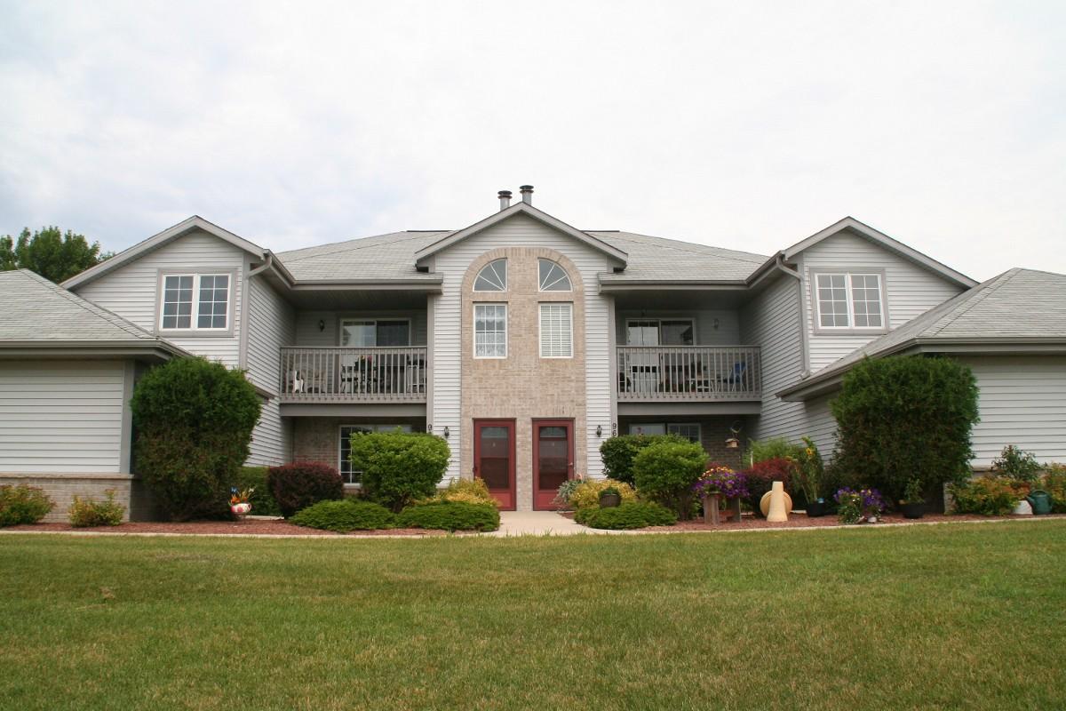 967 Quinlan Dr #A, Pewaukee, WI 53072