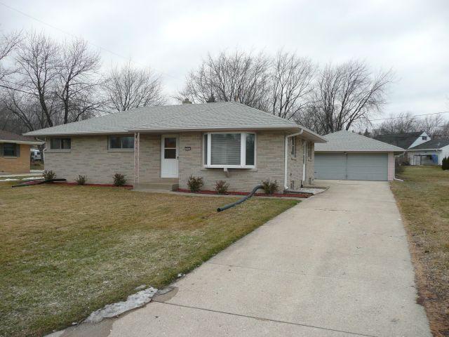 3806 Brooklawn Cir., South Milwaukee, WI 53172