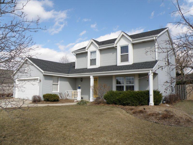 1923 Fieldcrest Ln., Waukesha, WI 53186