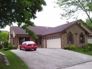 5401 Somerset Ln #LN S, Greenfield, WI 53221