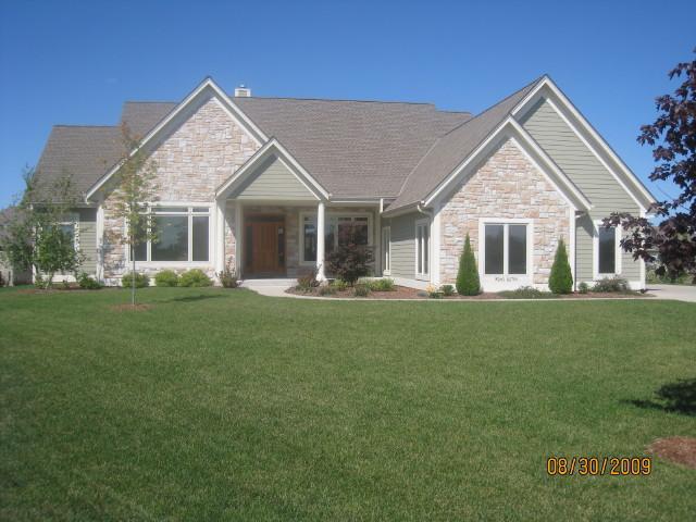 W243N2709 Creekside Ct., Pewaukee, WI 53072