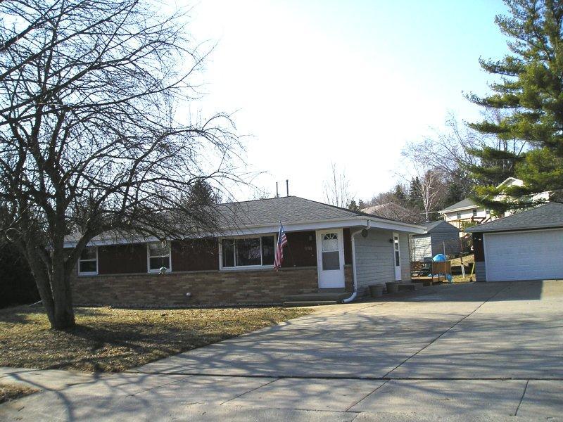 618 E Wisconsin Ave, Pewaukee, WI 53072