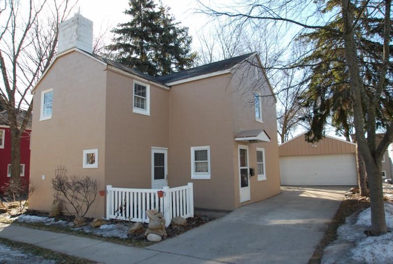 5570 Angle Ln., Greendale, WI 53129