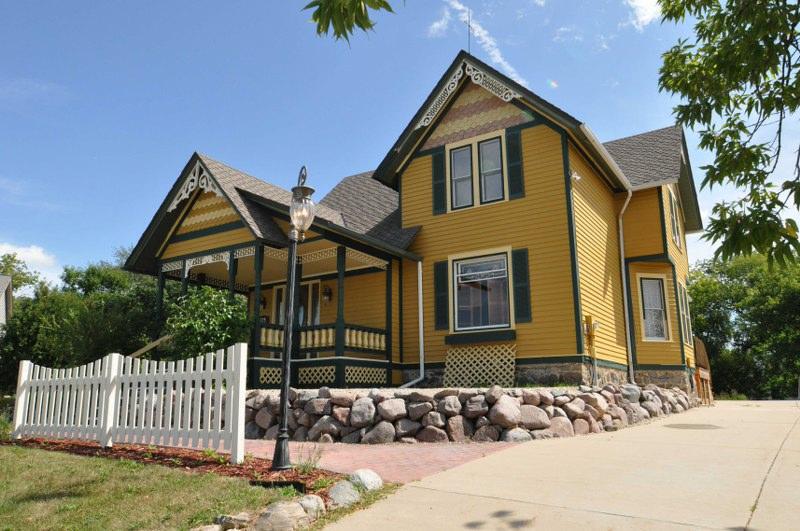 525 Frederick Ct., Oconomowoc, WI 53066