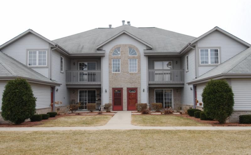 1097 Quinlan Dr. #B, Pewaukee, WI 53072
