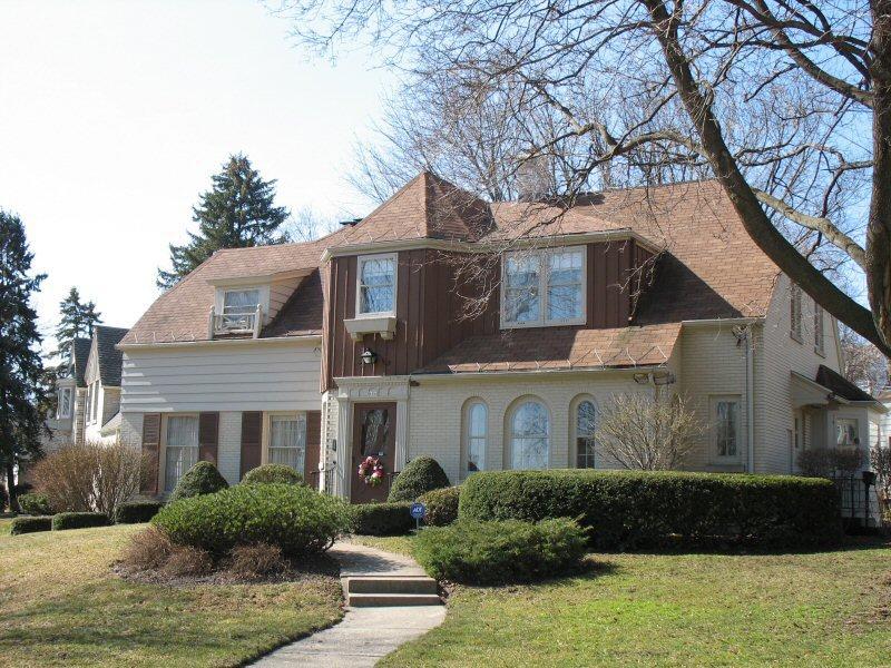606 Highland View Dr., West Bend, WI 53095
