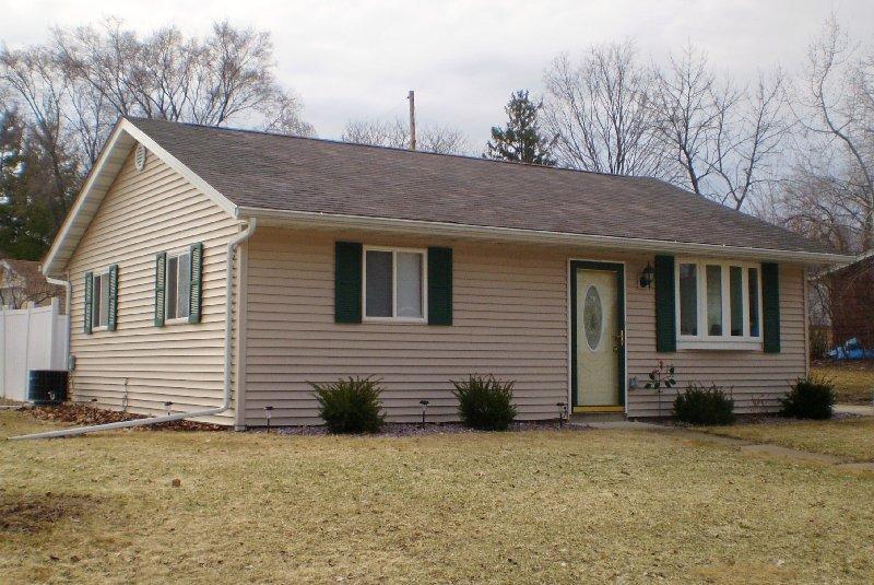 105 Hawthorn Dr, West Bend, WI 53095
