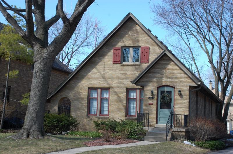 4633 N Larkin St, Whitefish Bay, WI 53211