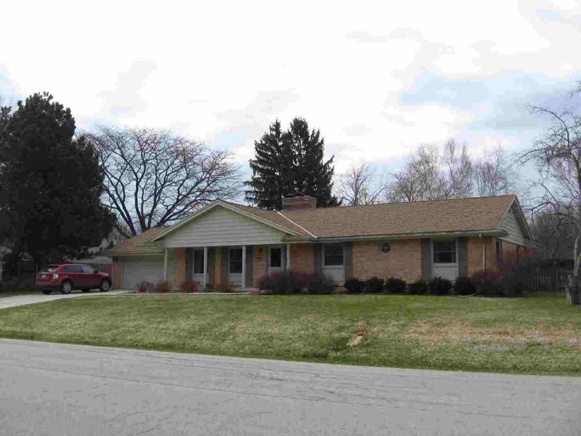 2339 W Club View Dr., Glendale, WI 53209