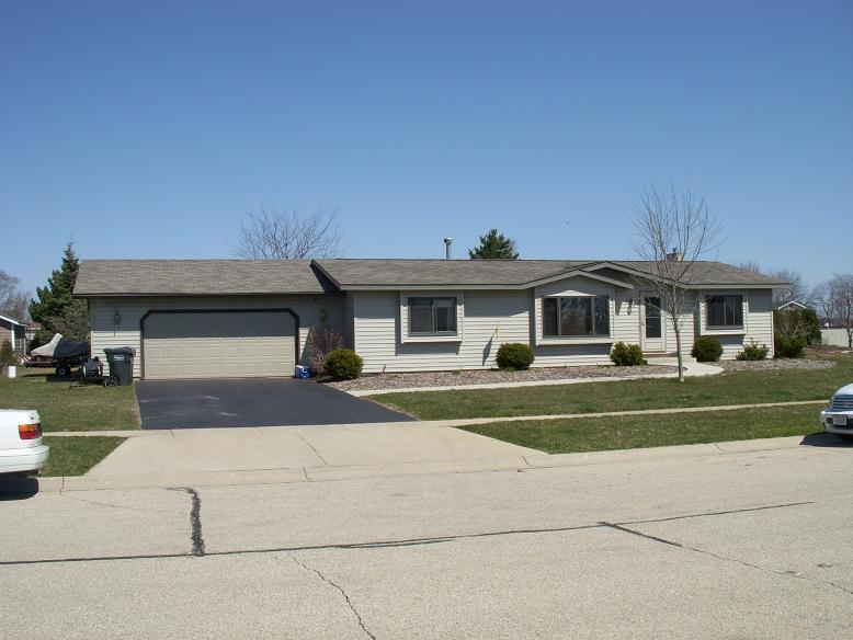 802 Ridge Cir., Twin Lakes, WI 53181