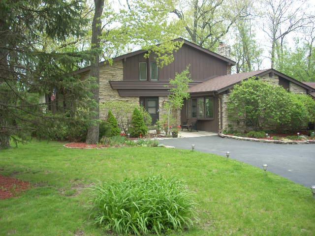 108 Debbie Ct., Waukesha, WI 53189