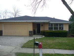 2010 Dixie Dr, Waukesha, WI 53189