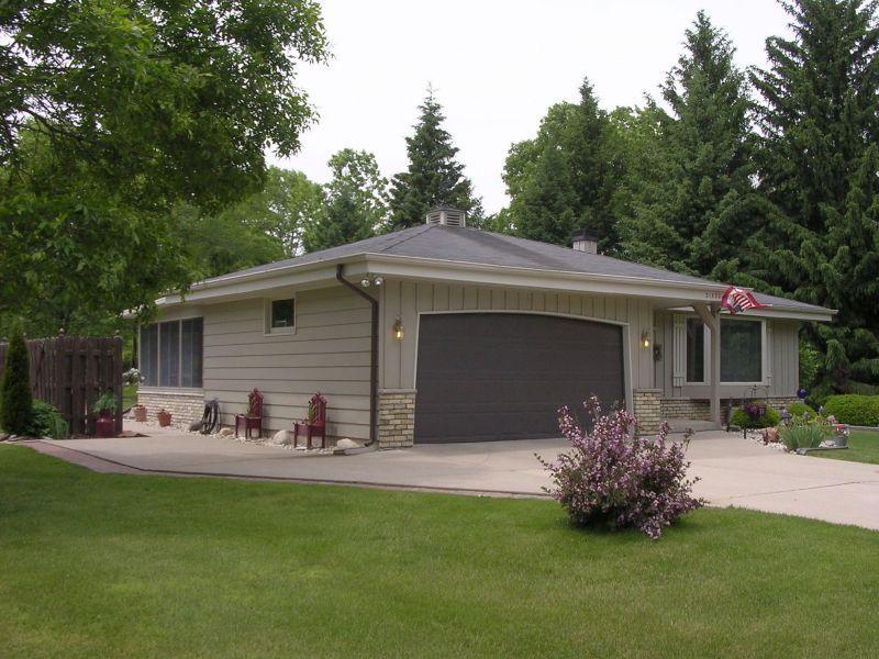 21520 W Rainbow Dr., New Berlin, WI 53146