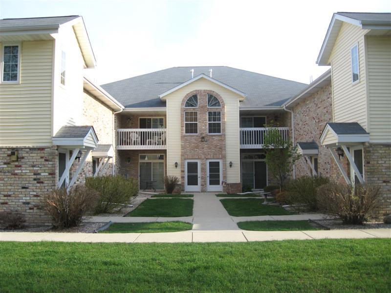 330 W Aspen Dr #11, Oak Creek, WI 53154