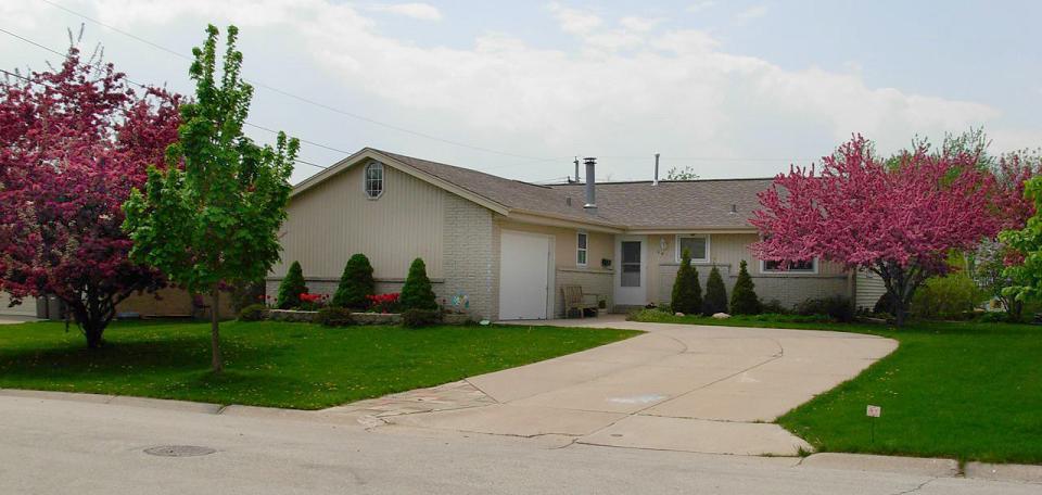 5411 Meadow Dr, Greendale, WI 53129