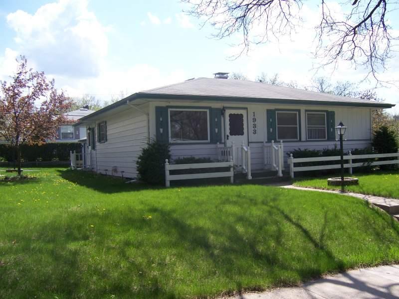 1933 Sherryl Ln., Waukesha, WI 53188