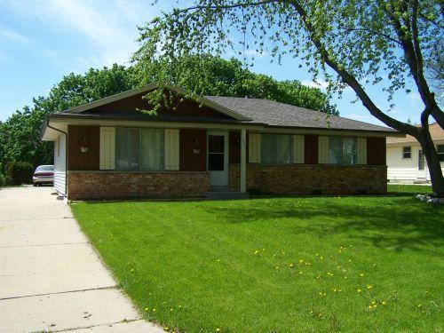 323 N 120th St, Wauwatosa, WI 53226