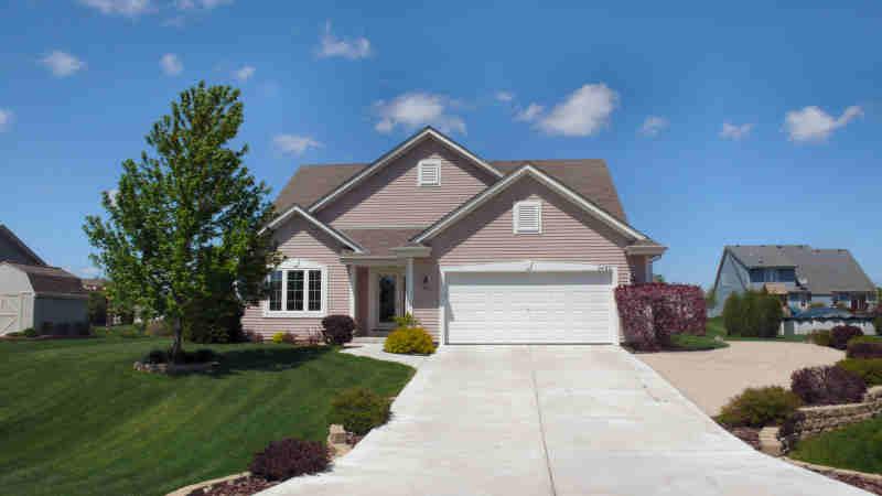 2482 W Saint Johns Way, Oak Creek, WI 53154