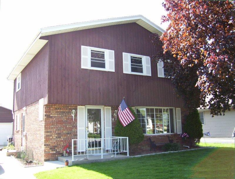 4027 S 91st Pl., Greenfield, WI 53228