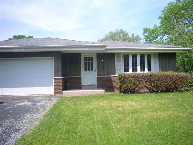 1043 Ridgeway Dr., Pewaukee, WI 53072