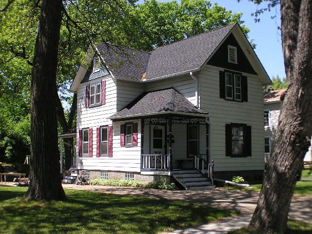 1309 N 71st St, Wauwatosa, WI 53213