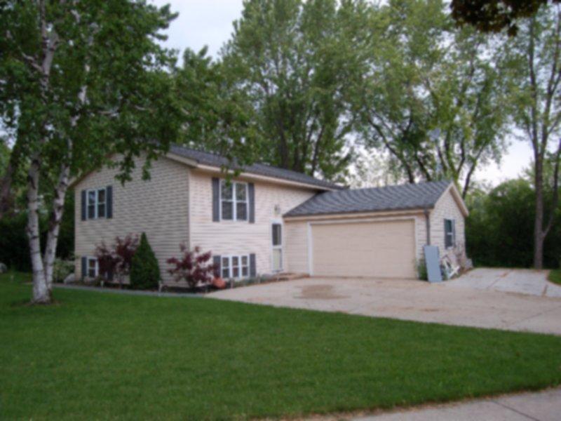 2136 Sunnyside Dr., Waukesha, WI 53186