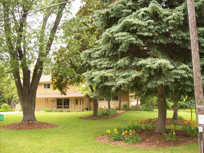 N81W16182 Robinhood, Menomonee Falls, WI 53051