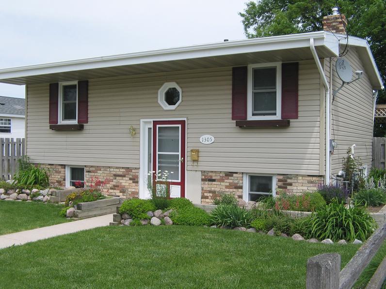 1305 S 31st St., Manitowoc, WI 54220