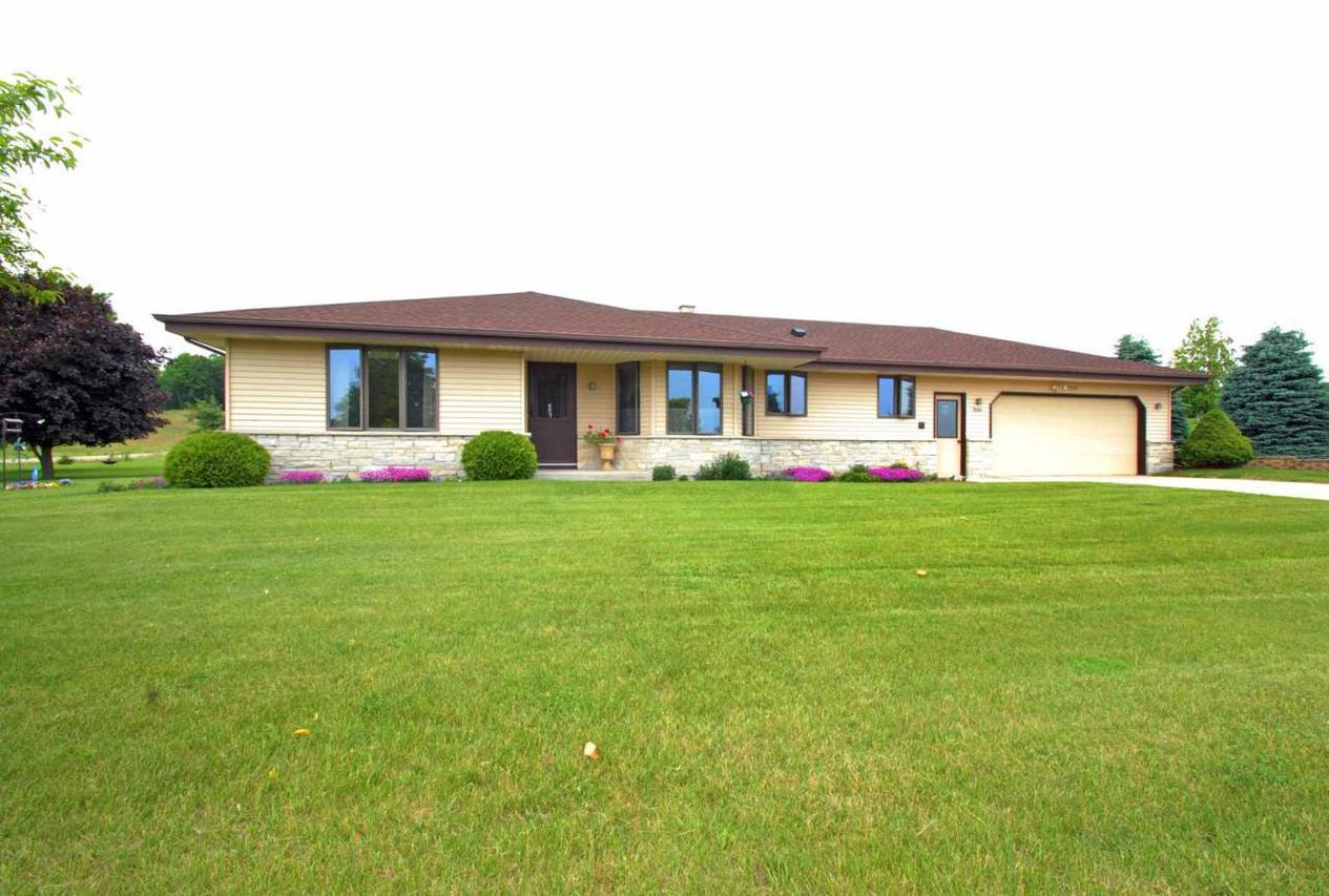 5909 Maple Ridge Ct., West Bend, WI 53095