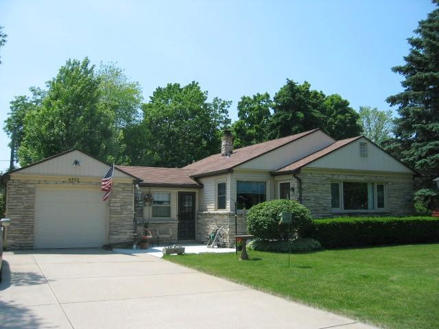 6953 N Rockledge, Glendale, WI 53209