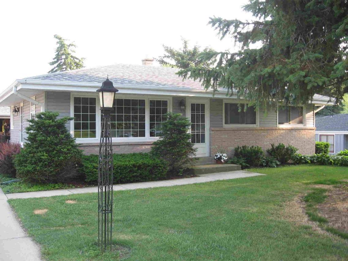 7433 Dartmoor Ave., Greendale, WI 53129