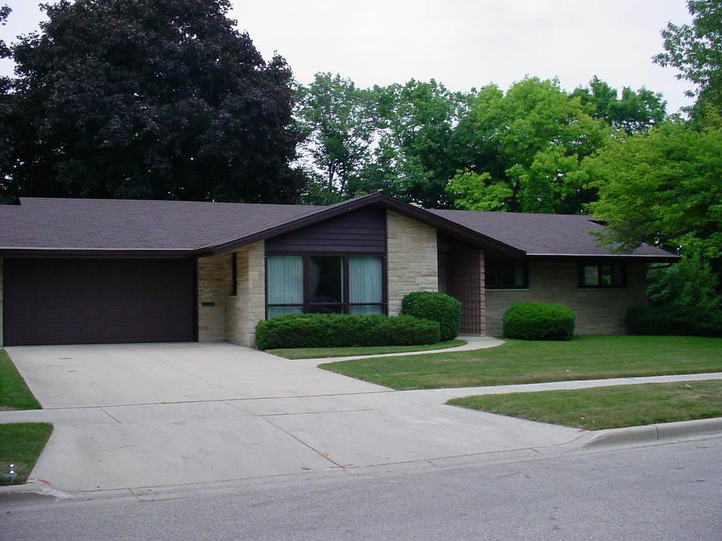 N58W5624 Edgewater Dr., Cedarburg, WI 53012