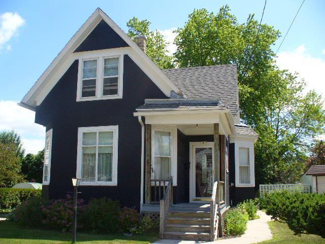 1017 S 16th St., Manitowoc, WI 54220