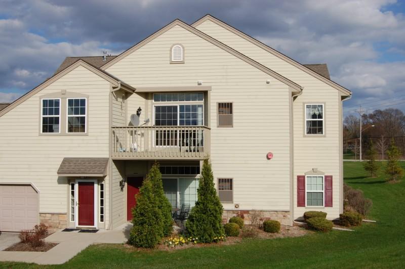 8661 S Roxbury Way, Oak Creek, WI 53154