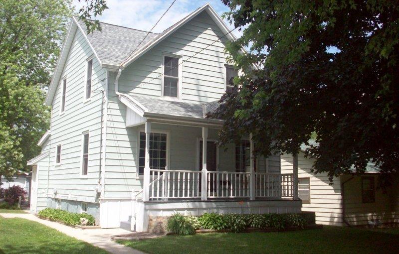 512 Maple Ave, Hartford, WI 53027