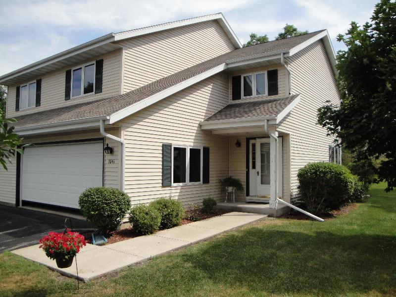1041 Fleetfoot Dr., Waukesha, WI 53186