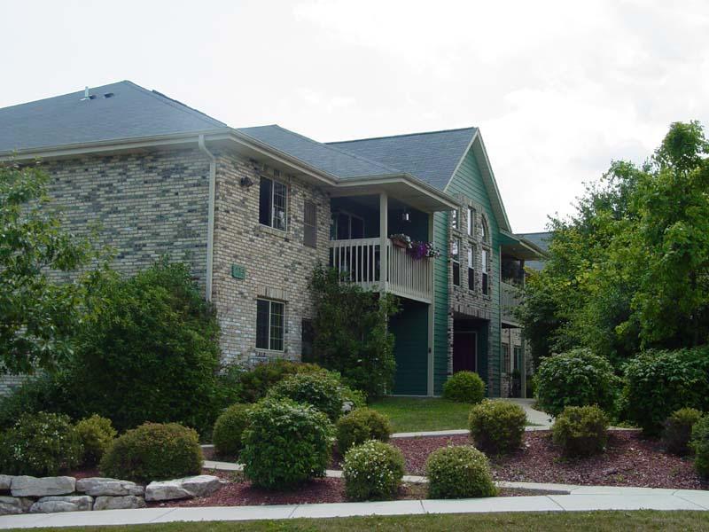 135 W Oak Leaf Dr #2, Oak Creek, WI 53154