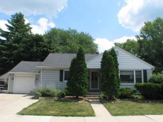 303 S Maple St., Oconomowoc, WI 53066