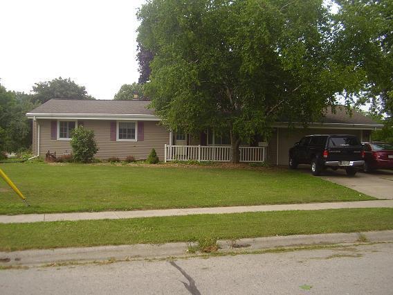 7238 Dorchester Ln., Greendale, WI 53129