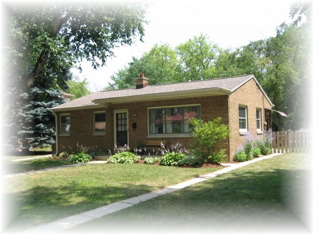 4908 N Mohawk Ave, Glendale, WI 53217