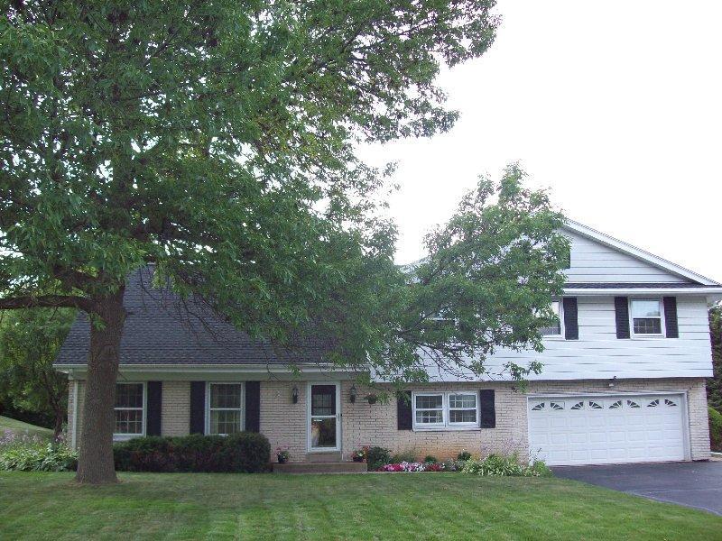 21660 Hillcrest Dr, Brookfield, WI 53186