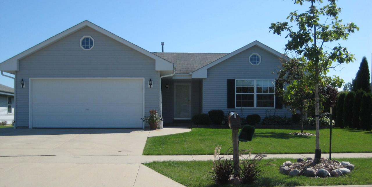 8735 S Fieldpointe Dr, Oak Creek, WI 53154