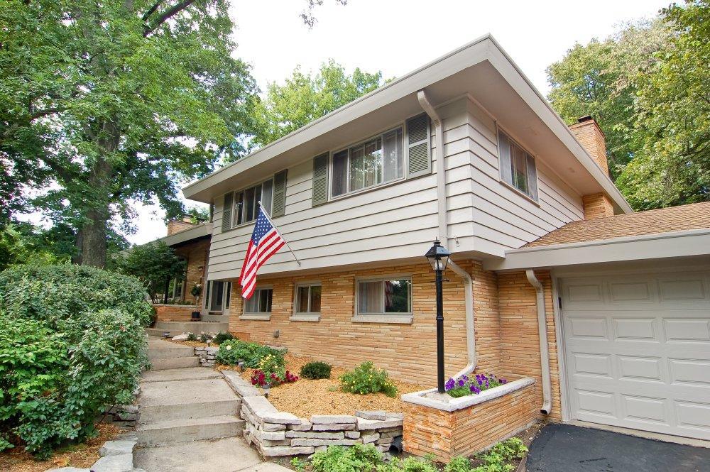 2420 W Acacia Rd., Glendale, WI 53209