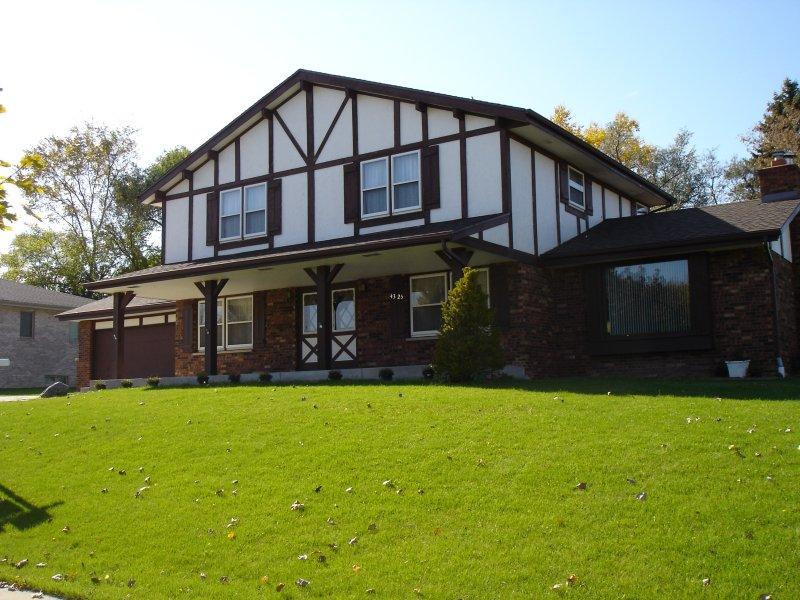 4325 S 116th St., Greenfield, WI 53228