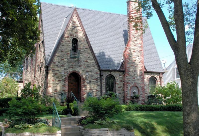 1604 E Chateau Pl., Whitefish Bay, WI 53217