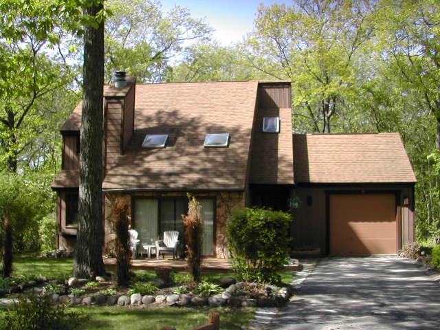 87 Medinah Ln, Fontana, WI 53125