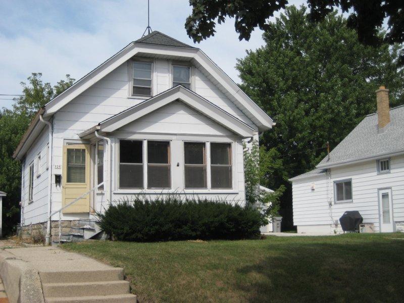 529 S Oak Park, Milwaukee, WI 53214